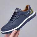 Dunkelblaue Herren-Laufschuhe aus Mesh mit gelben Fersenstreifen und Fashion-Logos - Blaues Leder