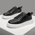 Klassische schwarze Leder-Sneaker mit weißer Plateausohle und Schnürung im Minimal-Stil - EU 38 / Schwarz