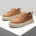 Retro-Herrensneaker in Hellbraun mit dicker cremeweißer Sohle und eleganten Nähten - EU 38 / Braun