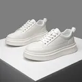 Retro Herren Sneaker in Weiß mit Plateausohle und atmungsaktivem Kunstleder Design - EU 38 / Weiß