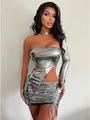 Detail van zilveren metallic mini-jurk met één schouder, taille-uitsparing en rimpeling - S / Zilver