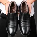 Schwarze Herren Slipper aus Leder mit warmem braunem Fleecefutter und Sport-Detail - Schwarz Slip-on Plüsch Gefüttert