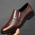 Dunkelbraune Business-Slipper für Herren aus strukturiertem Leder mit Gummisohle - Braun Slip-on Einzelfutter
