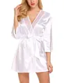 Vue détaillée du peignoir en satin blanc avec manches en dentelle et fermeture à nouer - Blanc