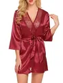 Gros plan du peignoir en satin bordeaux avec de la dentelle sombre élégante au col - Rouge