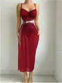 Detalle de vestido maxi de malla rojo oscuro con aberturas y cadenas doradas - S / Burdeos