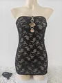 Dettaglio mini abito in pizzo nero con strass a forma di cuore sul ritaglio del petto - S / Nero