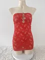 Dettaglio della lingerie in pizzo rosso con tre fibbie a cuore in strass sulla parte anteriore - S / Rosso