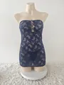 Dettaglio di lingerie in pizzo blu scuro con fibbie a cuore in strass scintillanti - S / Blu scuro