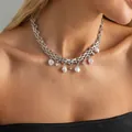 Collana a doppio strato argento con perle barocche e strass su una modella donna - Stile a strati argento con perle e strass (07740)