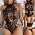 Dettaglio a tre viste del body in pizzo nero con scollo all'americana e lacci incrociati - Taglia S / Nero
