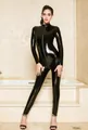 Detailopname van zwarte glanzende lak-bodysuit met ritssluiting in marmeren badkamer - S / Zwart
