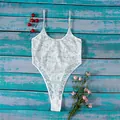 Body en dentelle blanche à motifs floraux et fines bretelles posé sur un sol en bois - S / Blanc
