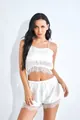 Dettaglio completo di completo intimo in raso bianco con bordo in pizzo sulle gambe - S / Bianco