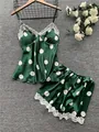 Plano detallado de pijama de satén verde oscuro con lunares blancos y detalles de encaje - S / Verde