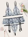 Détail de la lingerie en maille bleu clair avec broderies florales et bordures volantées - Taille unique / Bleu