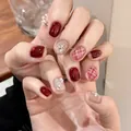 Kurze weinrote Kunstnägel mit Karomuster, Perlen und Glitzerakzenten für Damen - Yiren Xian Box-Stil