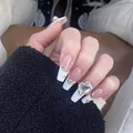Uñas postizas de ataúd francesas con pedrería brillante y un gran cristal de corazón 3D - Juego Completo de Uñas Terminadas