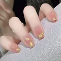 Französische Ballet-Kunstnägel in Nude-Rosa mit Goldglitzer und kleinen Strasssteinen - Phototherapie-Kleber-Stil / Goldenes Band