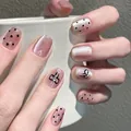 Unghie finte rosa cat-eye con pois neri ed eleganti decorazioni a fiocco - Papillon Dorato (BY1405) / Stile Colla per Fototerapia