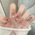 Détails d'ongles amandes dégradés roses avec motifs d'étoiles et accents de strass - M / 10 Pièces / Ciel Étoilé Éblouissant (BY1952)
