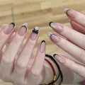 Détail d'ongles amande œil-de-chat avec pointes françaises noires et nœud 3D élégant - Ongles Faits Main Taille M (10 Pcs/Sachet) / Pois en Dentelle (BY1955)