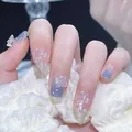 Detail van paarse gradiënt kunstnagels met 3D-vlinders en parelmoer accenten - Melkblauwe Vlinder (BY88) / Gereedschapsset Stijl