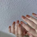 Detailweergave van amberkleurige kunstnagels in korte, vierkante vorm - Gouden Draad Rode Pomelo (BY71) / Gereedschapsset Stijl