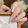 Glänzende Stiletto-Cat-Eye-Nägel zum Aufdrücken in Nude-Rosa-Perle auf der Hand - BZ1936 Katzenauge Nachmittagstee