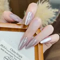 Elegante mandelförmige künstliche Nägel in Metallic-Lavendel-Cat-Eye-Optik auf der Hand - BZ1941 Katzenauge Purpurleuchten