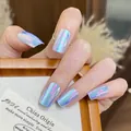 Kurze quadratische künstliche Nägel mit eisblauem Aurora-Verlauf und Metallic-Glanz - BZ1945 Bezaubernde Schönheit