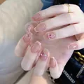 Süße rosa Herz-Press-on-Nägel mit silbernen Glitzerlinien und 3D-Strasssteinen - Kleber-Typ
