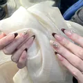 Unghie finte eleganti nude e caffè con design francese, glitter e strass lucidi - Fiocchi d'Oro Nuvola Viola (BY1418) / Stile Colla per Fototerapia