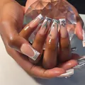 Grijze vlam kunstnagels in lange vierkante vorm met chromen hartjes en glanzende steentjes - Grijze Vlam Met Strass (Inclusief Lijm)
