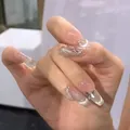 Macro di unghie finte lunghe a bara con farfalle d'argento e glitter effetto occhio di gatto - Farfalla d'Argento (Colla Liquida)