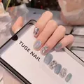 Unghie finte corte quadrate cat eye con glitter argento e accenti di strass lucidi - Scrittura Bianca Eterea (BY1442) / Stile Colla per Fototerapia
