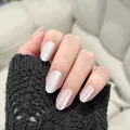 Detailweergave van handgemaakte ovale plaknagels met een sprankelende lavendel cat-eye finish - Fototherapie Lijm Stijl / 24 Stuks/Set / Heldere Ogen (BY1303)