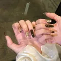 Faux ongles marron et nude dégradé avec feuilles d'or en forme de cercueil long - Brun Automne Maillard (BY1259) / Type à Colle