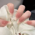 Glänzende Press-On Nägel mit rosa-weißem Farbverlauf und French-Spitzen in Sargform - Schachtelverpackung