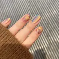 Gedetailleerde weergave van cat-eye nepnagels met kleurrijke laser vuurwerk patronen - Fototherapie Lijm Stijl / 24 Stuks/Set / Bloeiende Bloemen (BY1283)