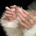 Unghie finte aurora blu pavone con cristalli, anello a farfalla e polsino in pelliccia - Giada del Campo Blu (BY1379) / 30 Pezzi/Confezione (Tipo di Colla per Fototerapia)