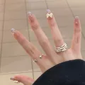 Dettaglio dell'anello d'argento a strati e dell'anello aperto con sfere sulle dita - Stile Fiocco Viola (BY1381) / 30 Pezzi/Confezione (Tipo di Colla per Fototerapia)