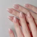 Détail de faux ongles dégradés rose nude brillants de forme ovale élégante et naturelle - Bande Finie Taille Complète (30 Pcs/Plaque) / Blanc Immaculé (BS2101)