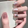 Faux ongles œil de chat avec pois noirs, nœud papillon et petits strass bleus brillants - Nœud Rose Poudré Œil de Chat (BY1405)