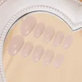 Détail de faux ongles dégradés rose nude avec finition brillante et forme ovale - Rose Nude Opalescent (BY1407)