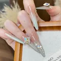 Handgefertigte Stiletto-Kunstnägel mit nude-rosa-silbernem Verlauf und Diamantkristall - M / Funkelnder Strass (BY2380)