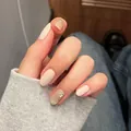 Gros plan d'ongles adhésifs œil de chat beige et nude avec strass et forme ovale - M / 10 Pièces / Jade Élégant (BY1879)
