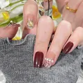 Faux ongles à nœuds bordeaux avec strass et accents élégants en perles de luxe - S / Style Perle d'Or Violette (BY2041) / 10 Pièces / Bordeaux
