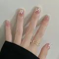 Detailansicht von nude-rosa Verlaufsnägeln mit 3D-Blumendekor und Glitzer-Akzenten - Jadeblumen-Glitter (BY1438)