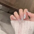 Detalle de uñas postizas almendradas azul claro con lazos 3D y detalles de strass - Tipo En Caja